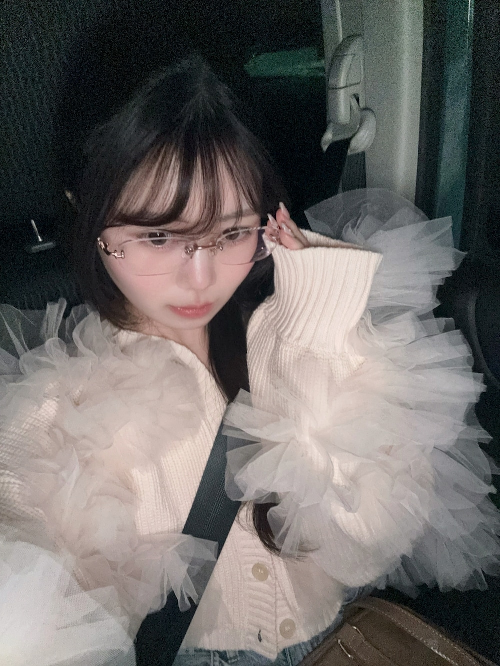 ピンク系のカーディガン/ボレロ、ピンク系のメガネを着用したレディースの春コーディネートの2枚目の写真