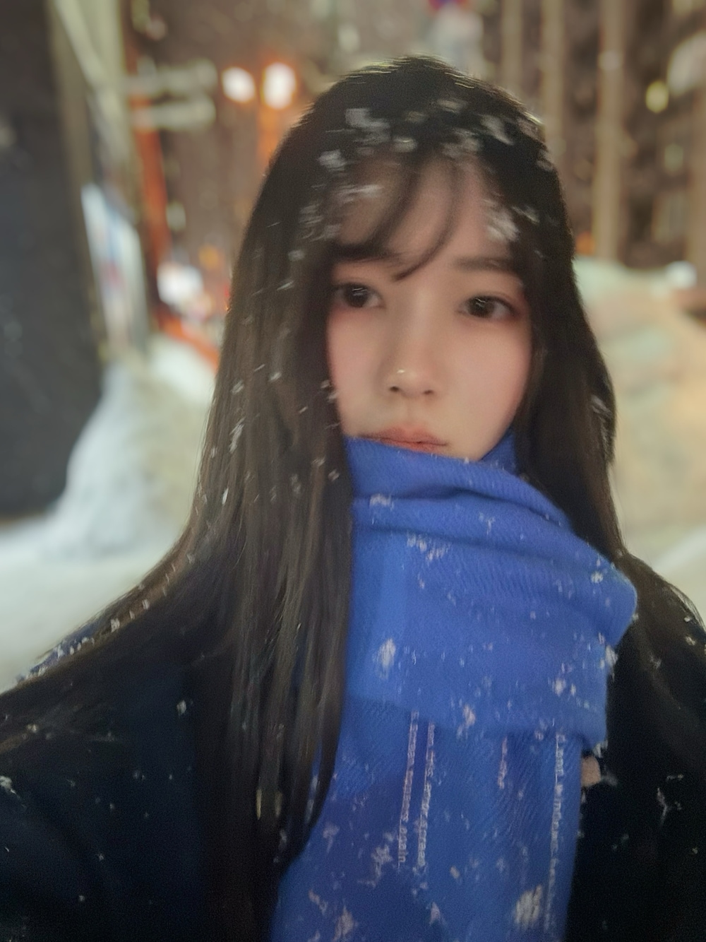 ブルー系のダッフルコートを着用したレディースの冬コーディネートの4枚目の写真