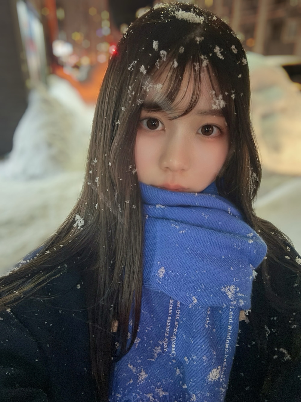 ブルー系のダッフルコートを着用したレディースの冬コーディネートの3枚目の写真