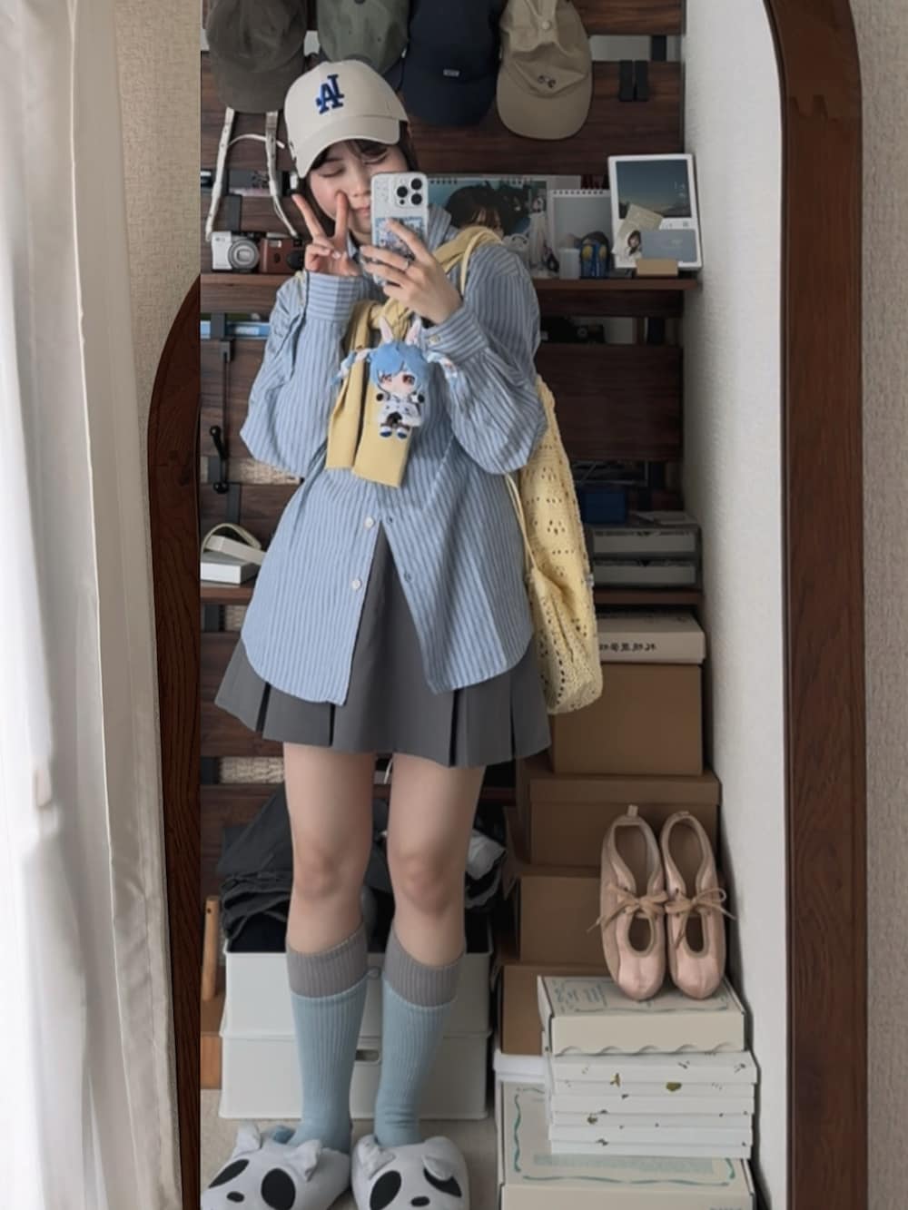 イエロー系のカーディガン/ボレロ、イエロー系のバックパック/リュックを着用したレディースの春コーディネートの4枚目の写真