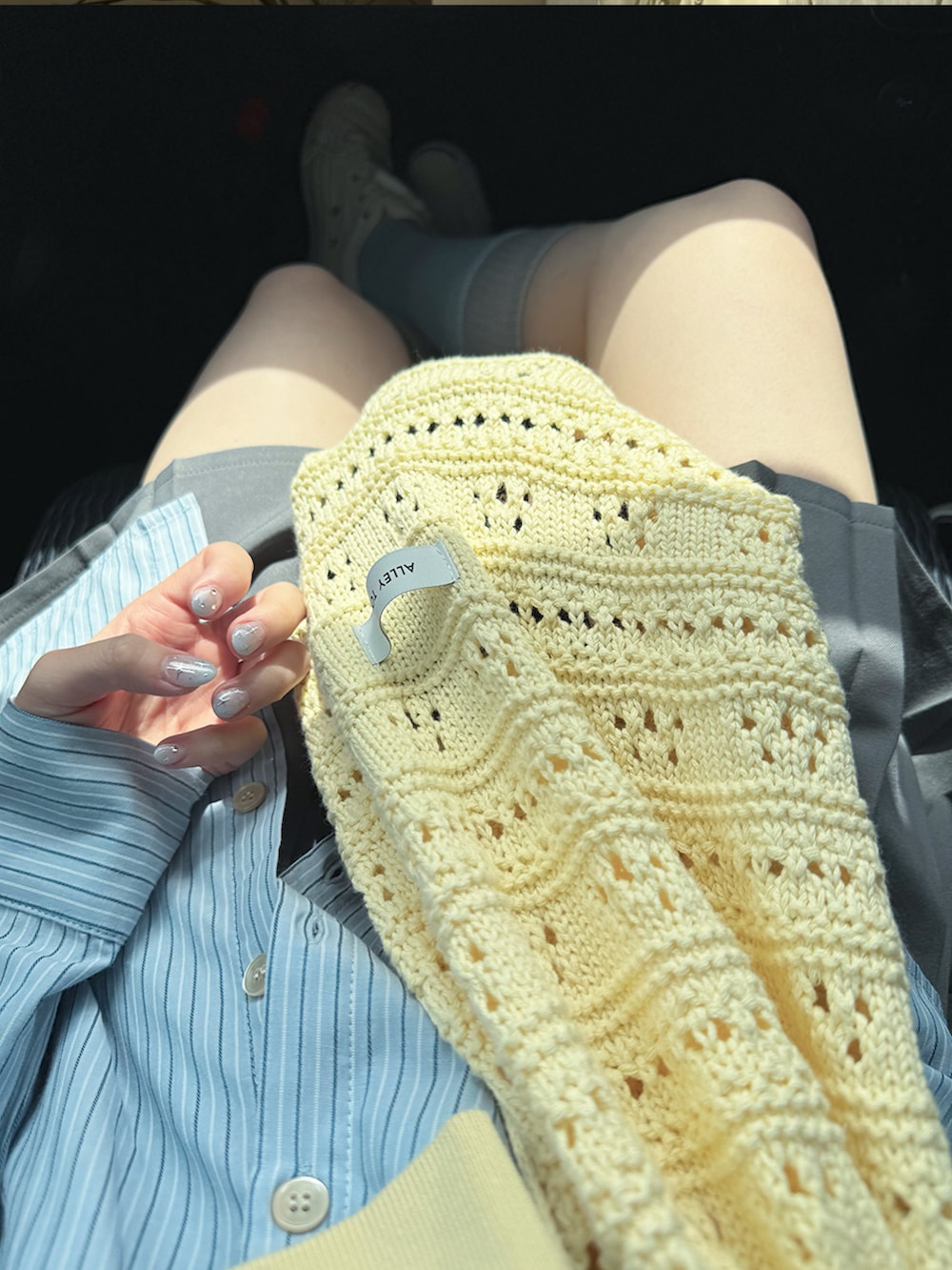 イエロー系のカーディガン/ボレロ、イエロー系のバックパック/リュックを着用したレディースの春コーディネートの2枚目の写真