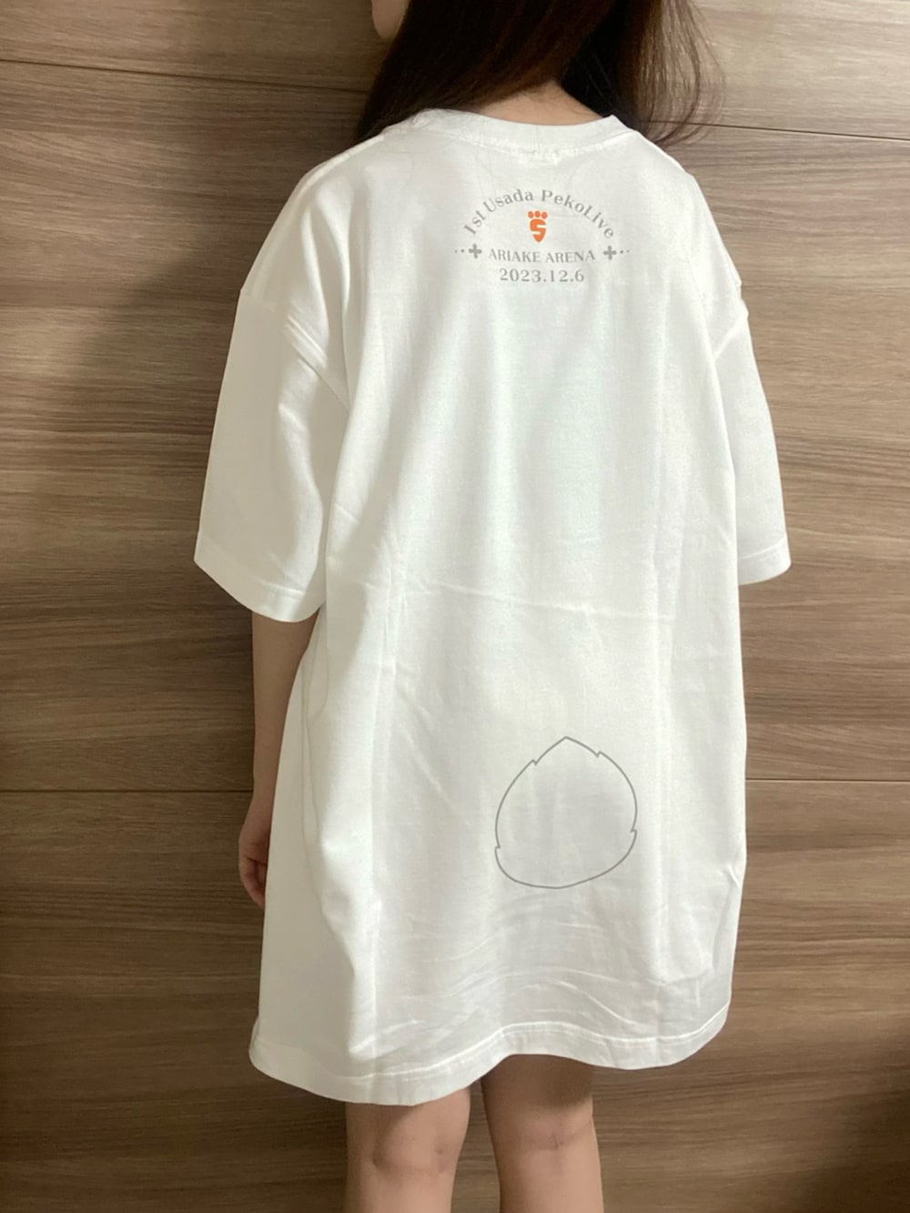 ホワイト系のTシャツ/カットソーを着用したレディースの冬コーディネートの4枚目の写真