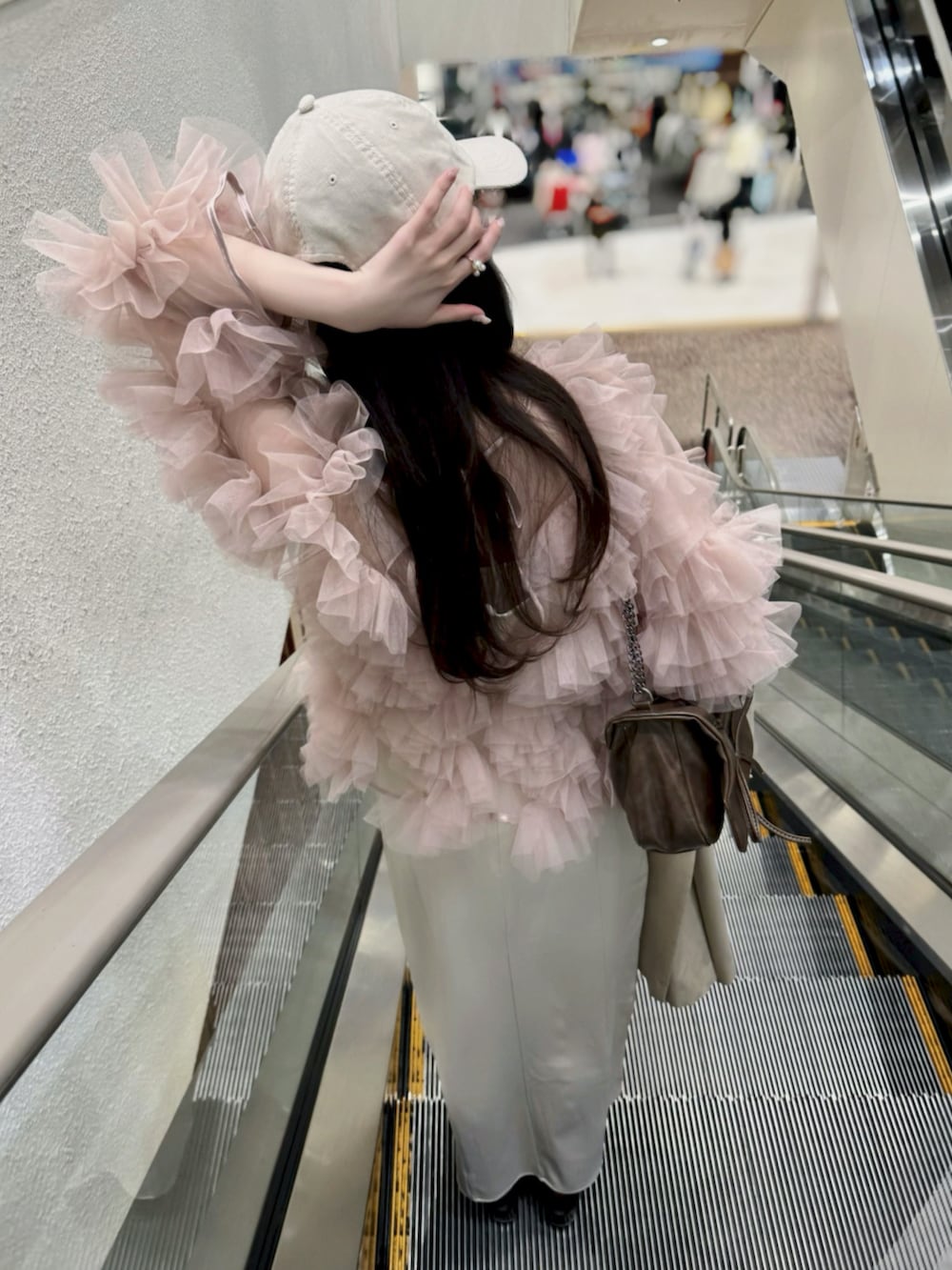 ピンク系のシャツ/ブラウス、ベージュ系のワンピース、ブラウン系のショルダーバッグを着用したレディースの春コーディネートの5枚目の写真