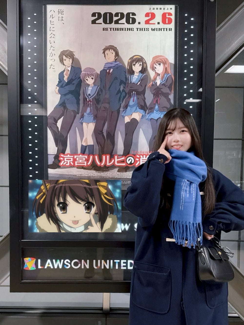 ブルー系のダッフルコートを着用したレディースの冬コーディネートの2枚目の写真