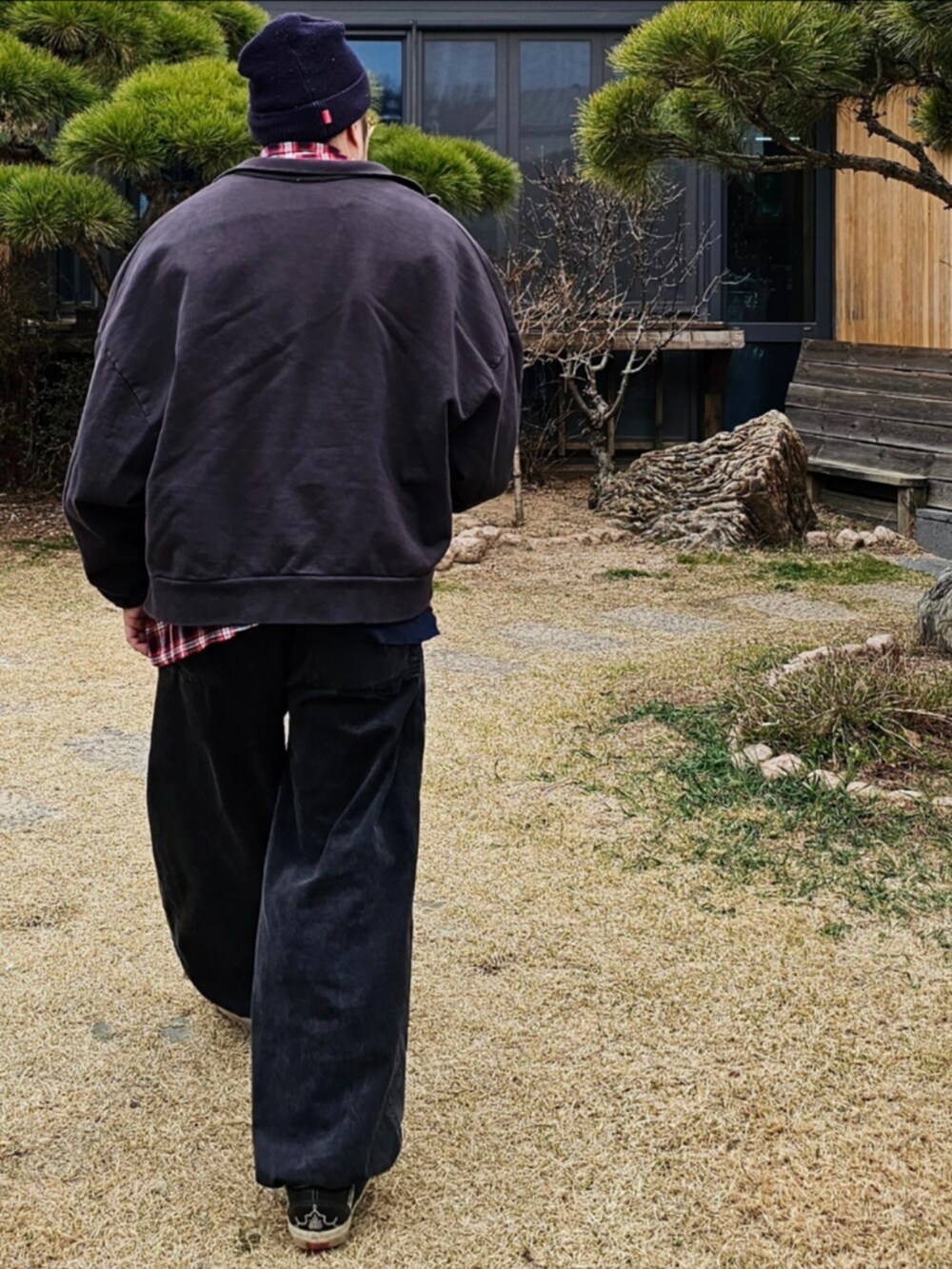 「supreme、WILLY CHAVARRIA、hakusan megane」｜「Supreme のアイテム（ニットキャップ/ビーニー、ブルー系）」を使った、Herringさん（メンズ・178cm）の春コーディネートの2枚目の写真