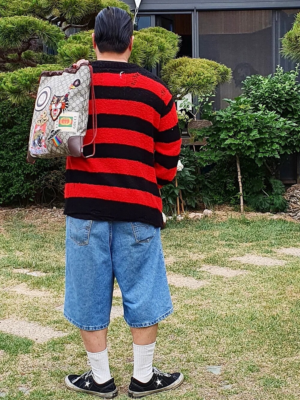 「GUCCI、levis、korea」｜「BlackOutのアイテム（Tシャツ/カットソー、ブラック系）」を使った、Herringさん（メンズ・178cm）の春コーディネートの2枚目の写真