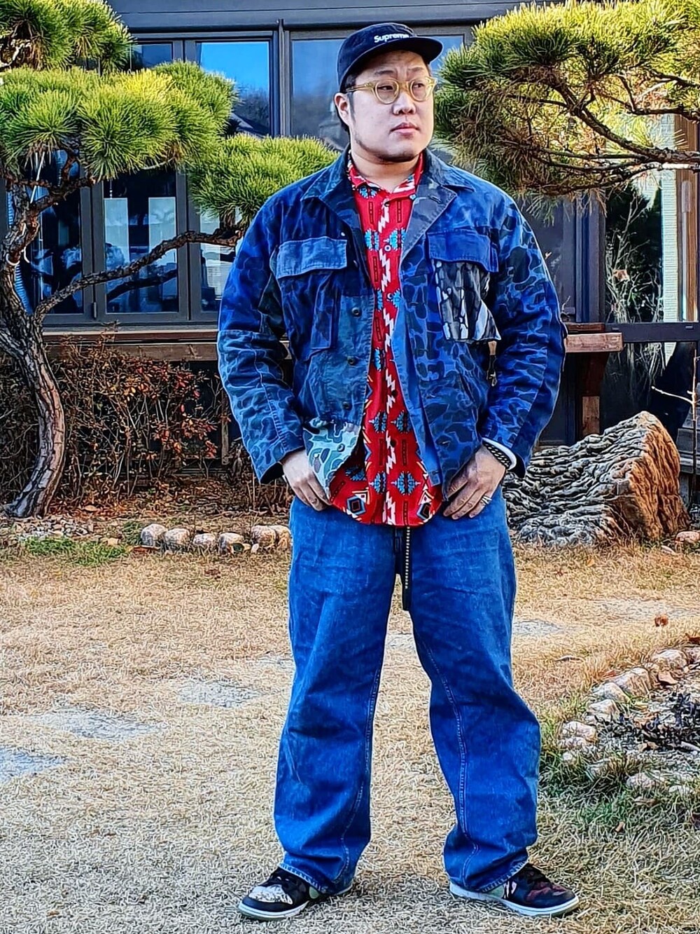 「Cowichan Sweater、kanata、aie、Rebuild by Needles」｜「Supreme のアイテム（キャップ、ブラック系）」を使った、Herringさん（メンズ・178cm）の春コーディネートの3枚目の写真