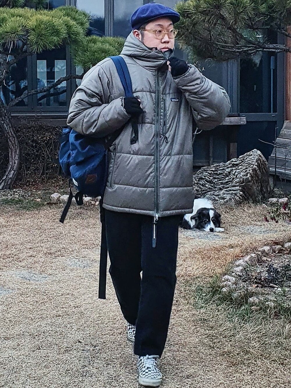 「supreme、patagonia、bordercollie」｜「Supreme のアイテム（スウェット、シルバー系）」を使った、Herringさん（メンズ・178cm）の春コーディネートの3枚目の写真