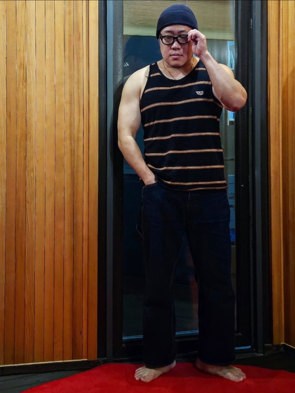 「TENDERLOIN、At last&co」｜「TENDERLOINのアイテム（タンクトップ、ブラック系）」を使った、Herringさん（メンズ・178cm）の春コーディネートの2枚目の写真