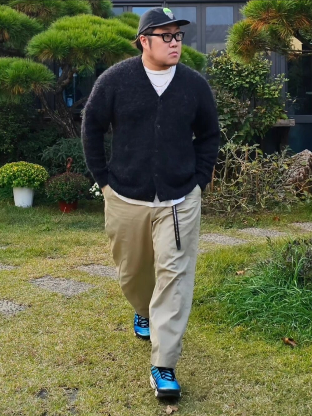 ホワイト系のTシャツ/カットソー、ブルー系のカーディガン/ボレロを着用したメンズの秋コーディネートの4枚目の写真