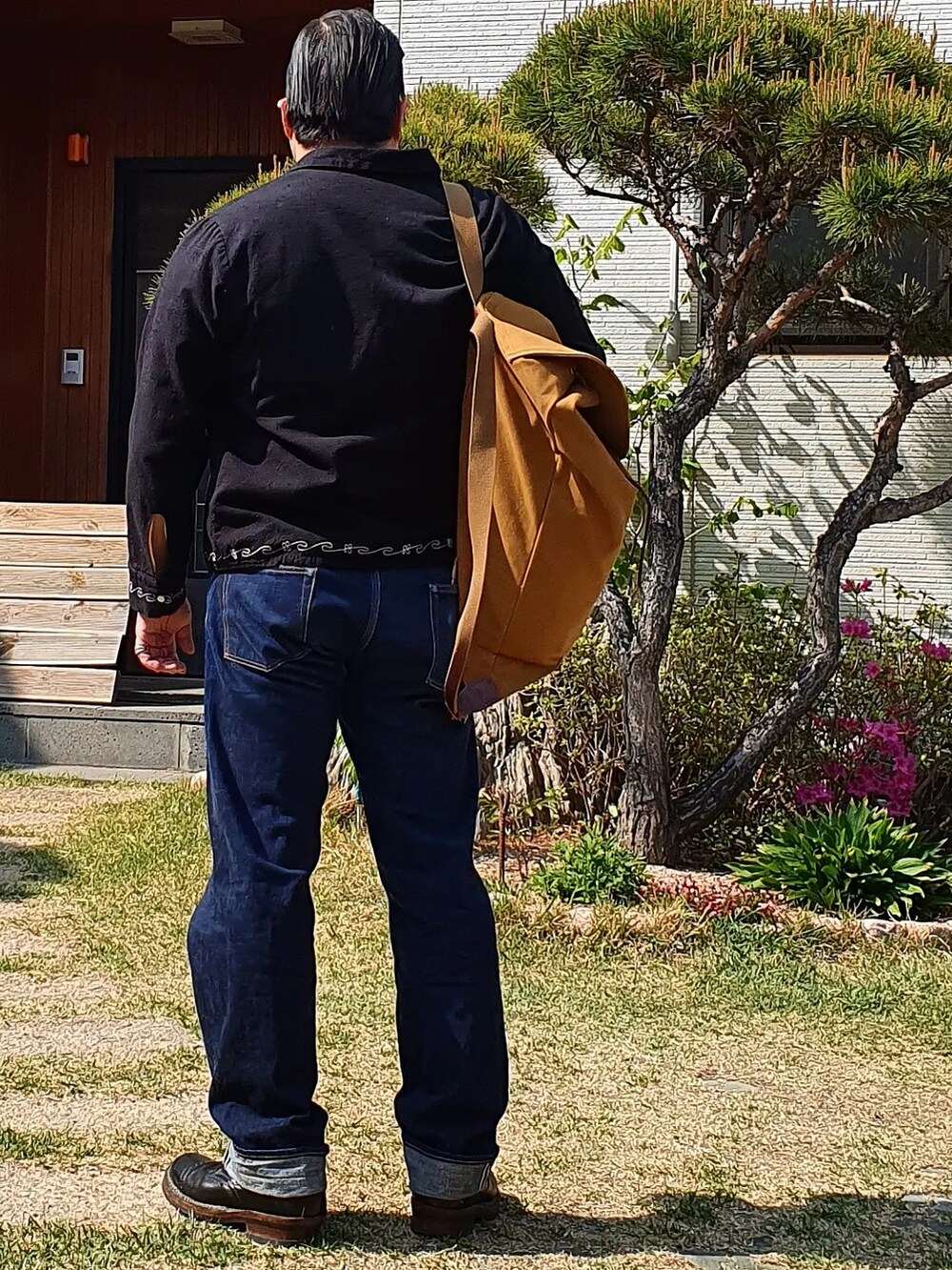「TENDERLOIN、At last&co、white boots」｜「TENDERLOINのアイテム（スカジャン、ブラック系）」を使った、Herringさん（メンズ・178cm）の春コーディネートの3枚目の写真