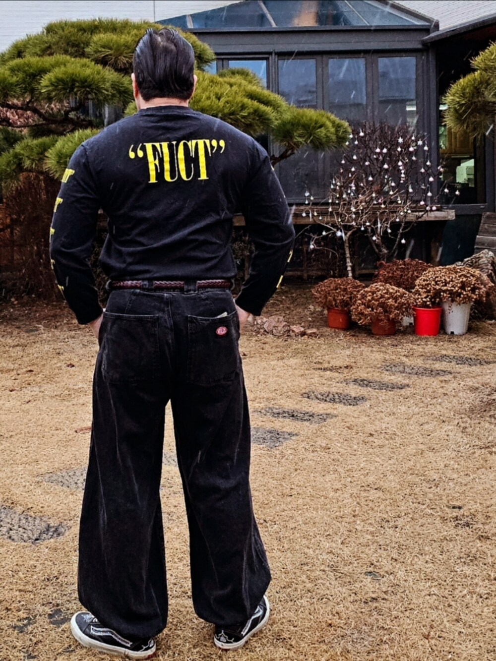 「derby jacket、FUCT、WILLY CHAVARRIA」｜「WILLY CHAVARRIAのアイテム（デニムパンツ、ブラック系）」を使った、Herringさん（メンズ・178cm）の冬コーディネートの4枚目の写真