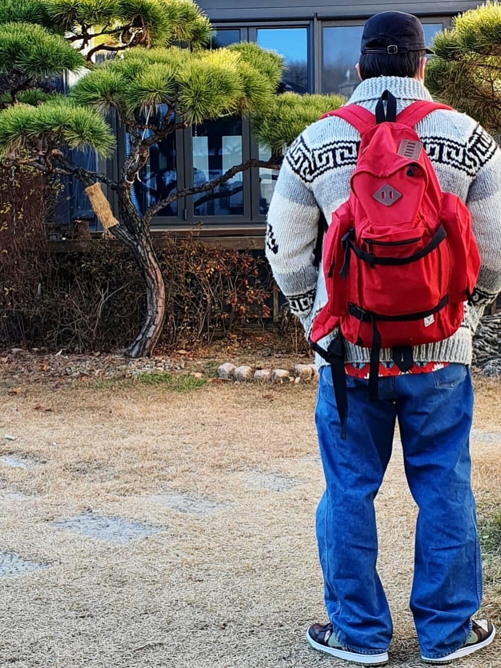 「Cowichan Sweater、kanata、aie、Rebuild by Needles」｜「Supreme のアイテム（キャップ、ブラック系）」を使った、Herringさん（メンズ・178cm）の春コーディネートの2枚目の写真