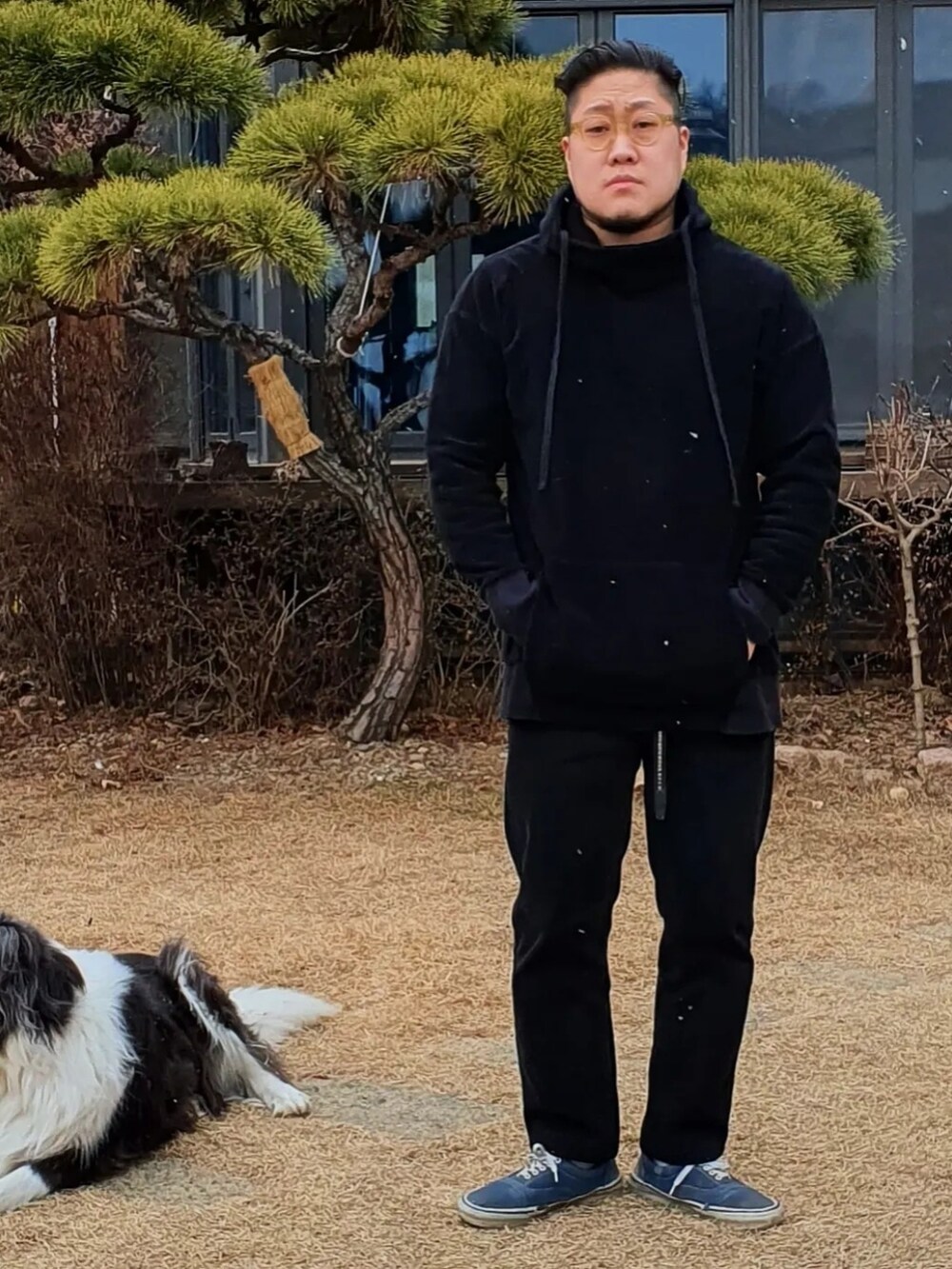 「rdv o globe、Levis、VANS、80s、bordercollie」｜「rdv o globeのアイテム（マウンテンパーカー、ブラック系）」を使った、Herringさん（メンズ・178cm）の春コーディネートの4枚目の写真