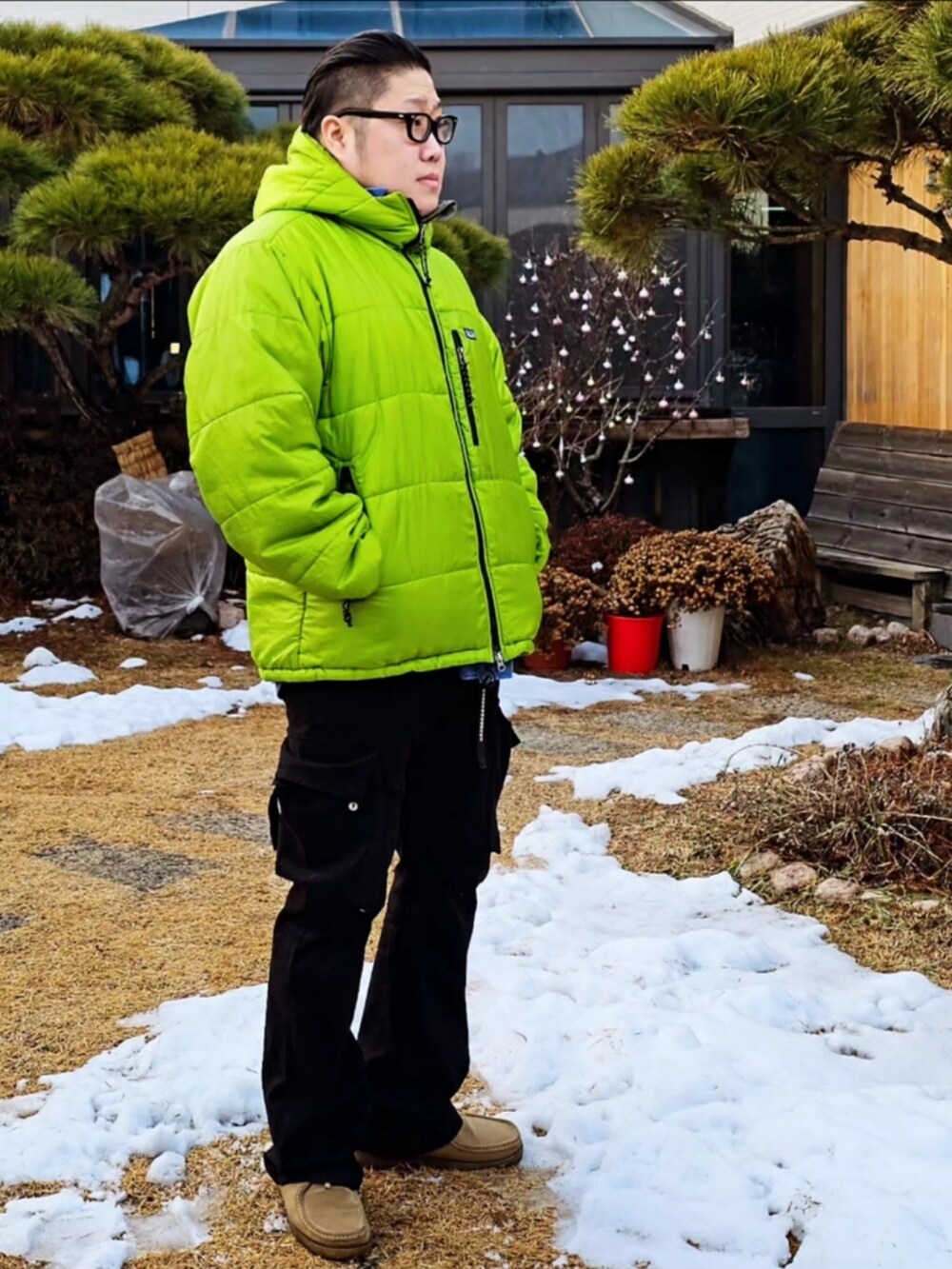 「patagonia、vujade、last year」｜「vuja deのアイテム（カーゴパンツ、ブラック系）」を使った、Herringさん（メンズ・178cm）の冬コーディネートの4枚目の写真