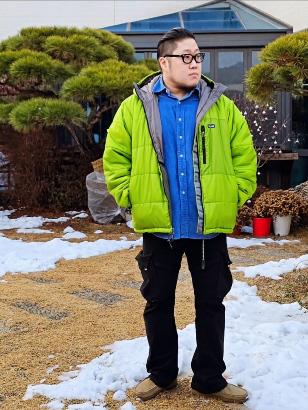 「patagonia、vujade、last year」｜「vuja deのアイテム（カーゴパンツ、ブラック系）」を使った、Herringさん（メンズ・178cm）の冬コーディネートの3枚目の写真