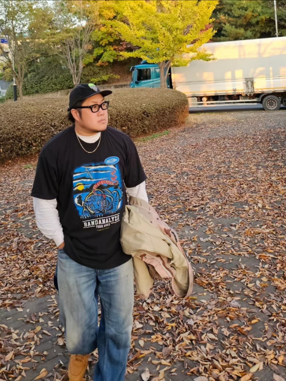「Dennis Rodman、DESERT CAMO、challenger、minedenim、longvacation、korean fashion」｜「CHALLENGERのアイテム（Tシャツ/カットソー、ブラック系）」を使った、Herringさん（メンズ・178cm）の秋コーディネートの5枚目の写真
