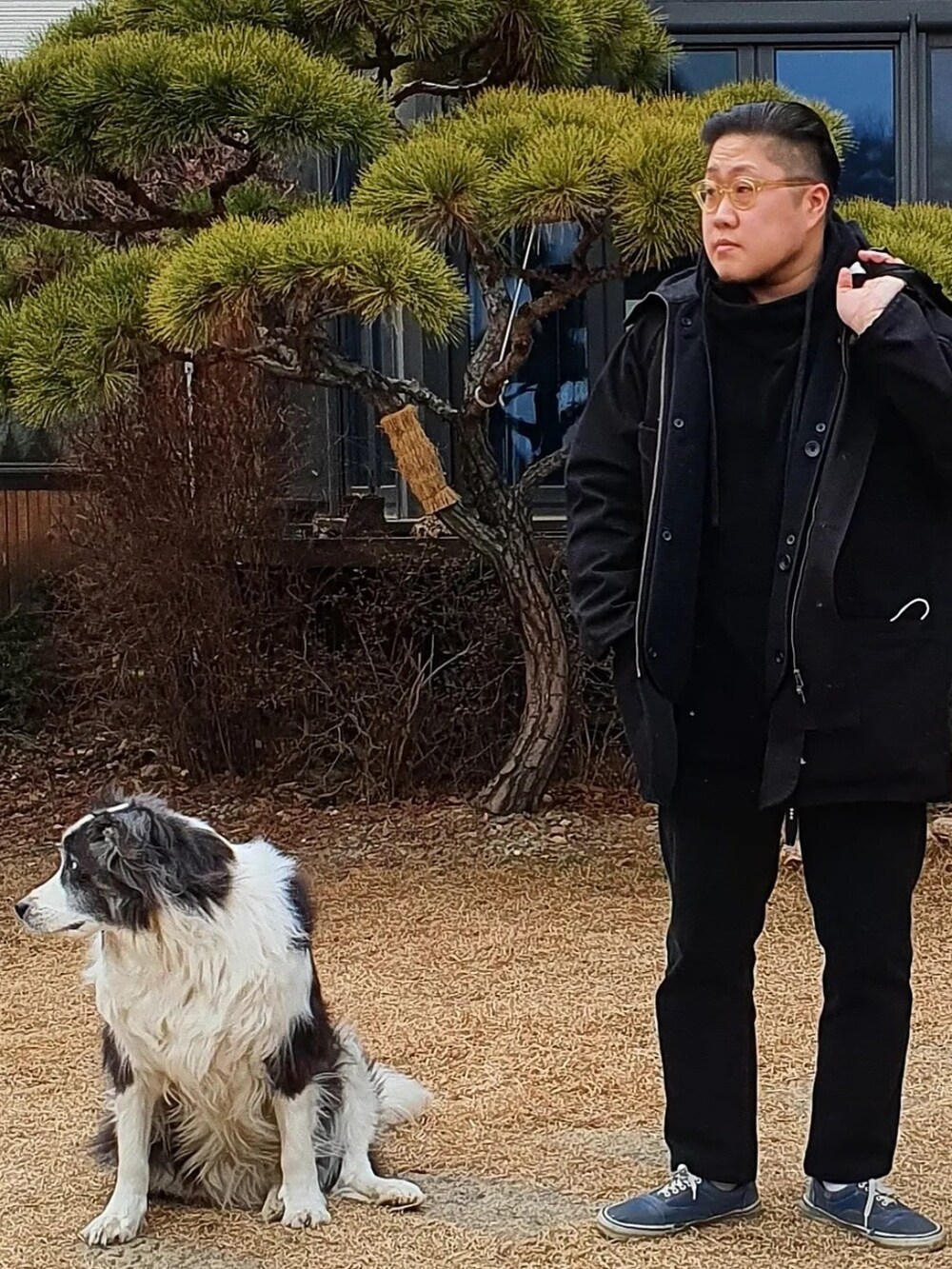 「rdv o globe、Levis、VANS、80s、bordercollie」｜「rdv o globeのアイテム（マウンテンパーカー、ブラック系）」を使った、Herringさん（メンズ・178cm）の春コーディネートの3枚目の写真