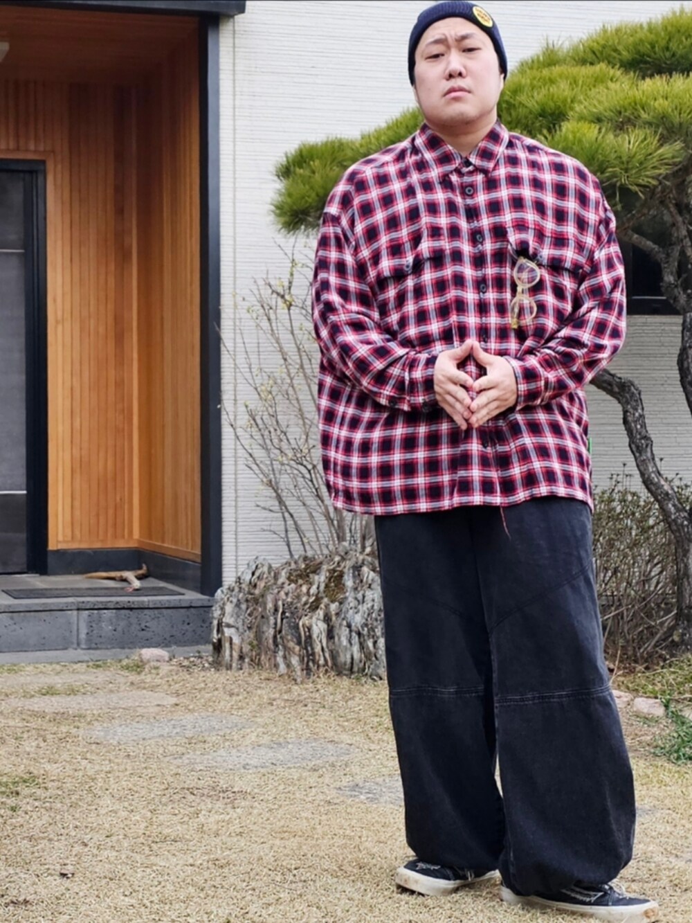 「supreme、WILLY CHAVARRIA、hakusan megane」｜「Supreme のアイテム（ニットキャップ/ビーニー、ブルー系）」を使った、Herringさん（メンズ・178cm）の春コーディネートの4枚目の写真