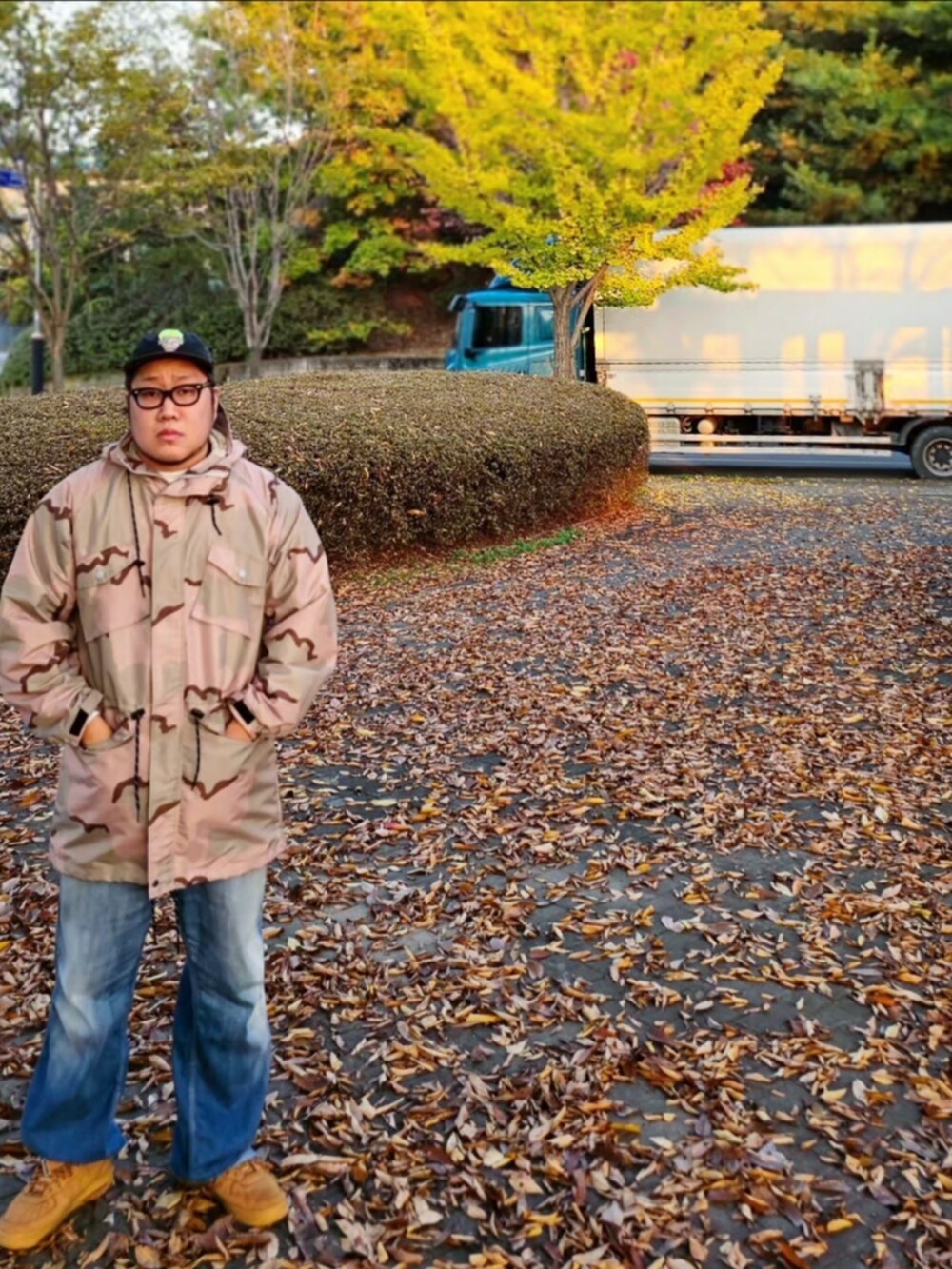 「Dennis Rodman、DESERT CAMO、challenger、minedenim、longvacation、korean fashion」｜「CHALLENGERのアイテム（Tシャツ/カットソー、ブラック系）」を使った、Herringさん（メンズ・178cm）の秋コーディネートの4枚目の写真