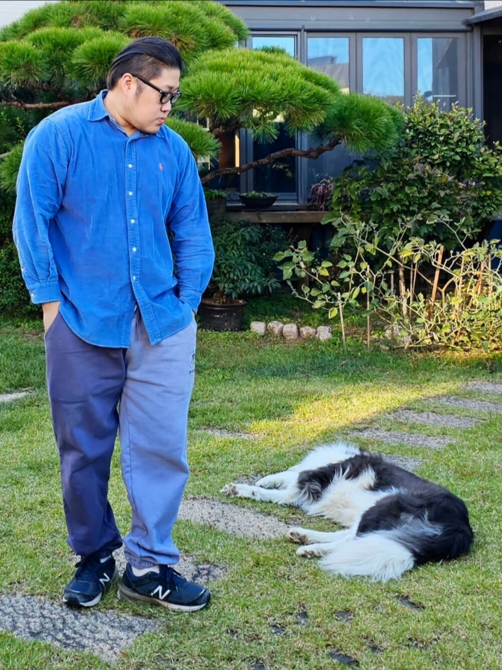 「重ね着ベストシーズン、patagonia、Polo Ralph Lauren、Dime、New Balance、south2west8」｜「DIMEのアイテム（スウェットパンツ、グレー系）」を使った、Herringさん（メンズ・178cm）の秋コーディネートの5枚目の写真