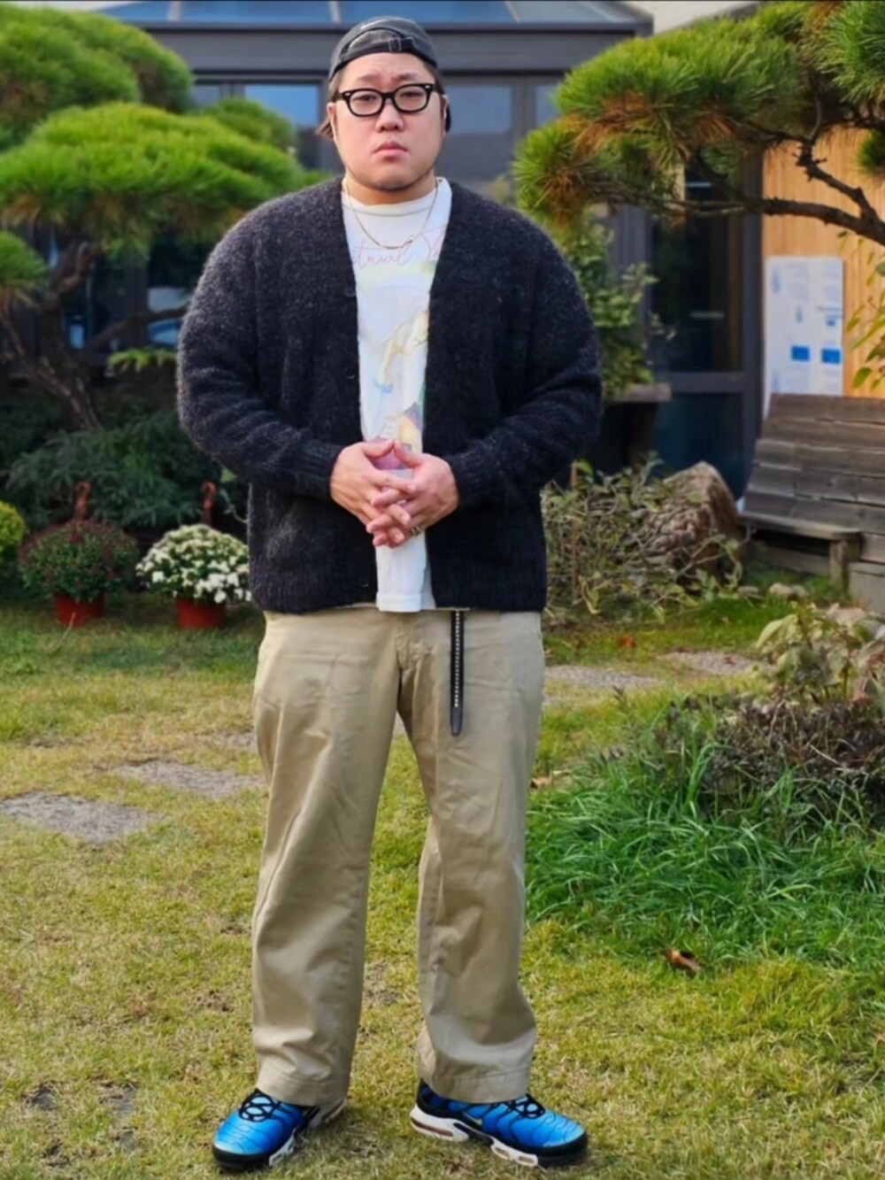 ホワイト系のTシャツ/カットソー、ブルー系のカーディガン/ボレロを着用したメンズの秋コーディネートの3枚目の写真