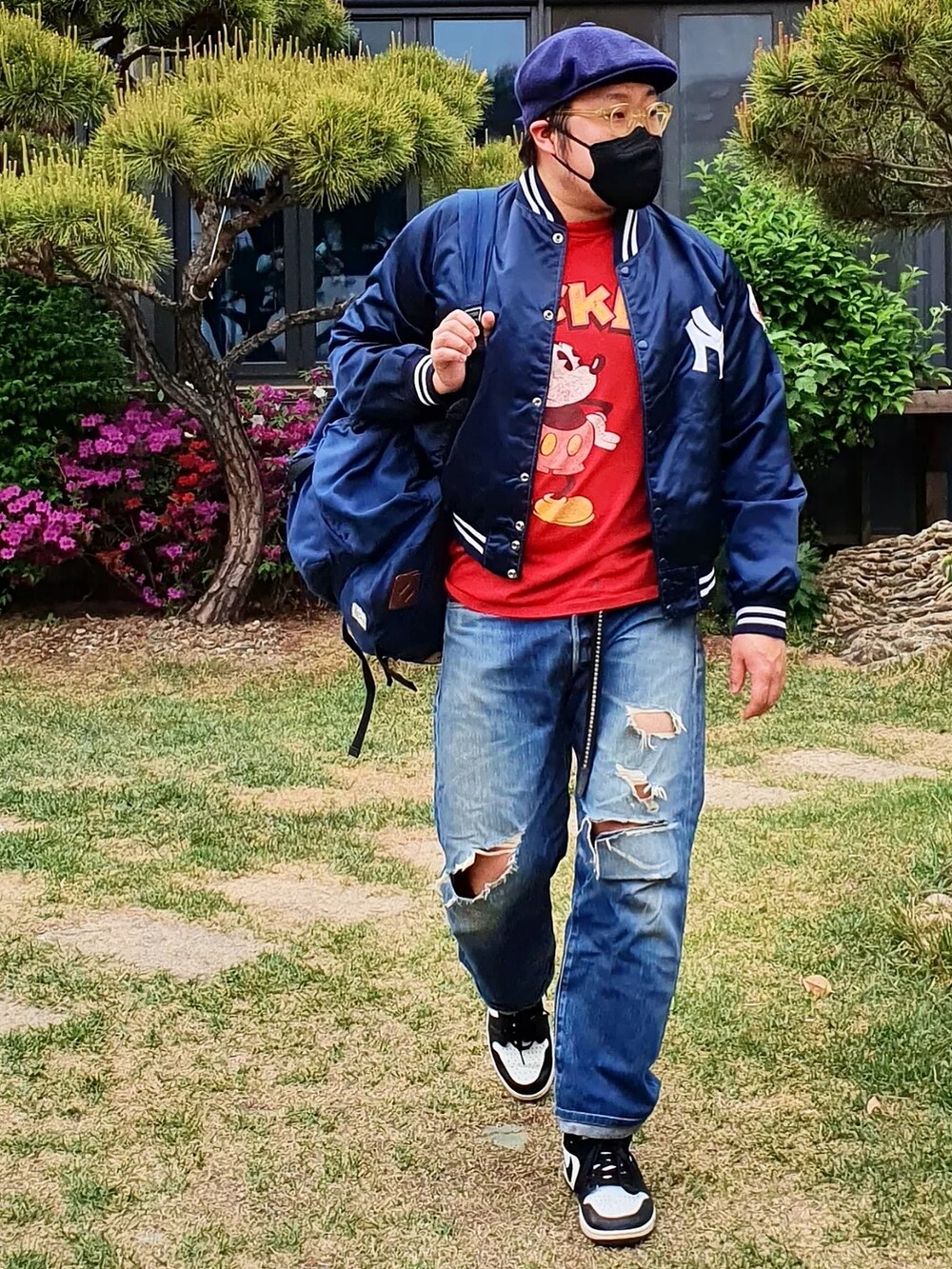 「KANGOL、BEAMS、YANKEES、Velvasheen、MICKEYTシャツ、south2west8、LEVIS VINTAGE CLOTHING」｜「Pyramids Clothingのアイテム（ナイロンジャケット、ブルー系）」を使った、Herringさん（メンズ・178cm）の春コーディネートの2枚目の写真