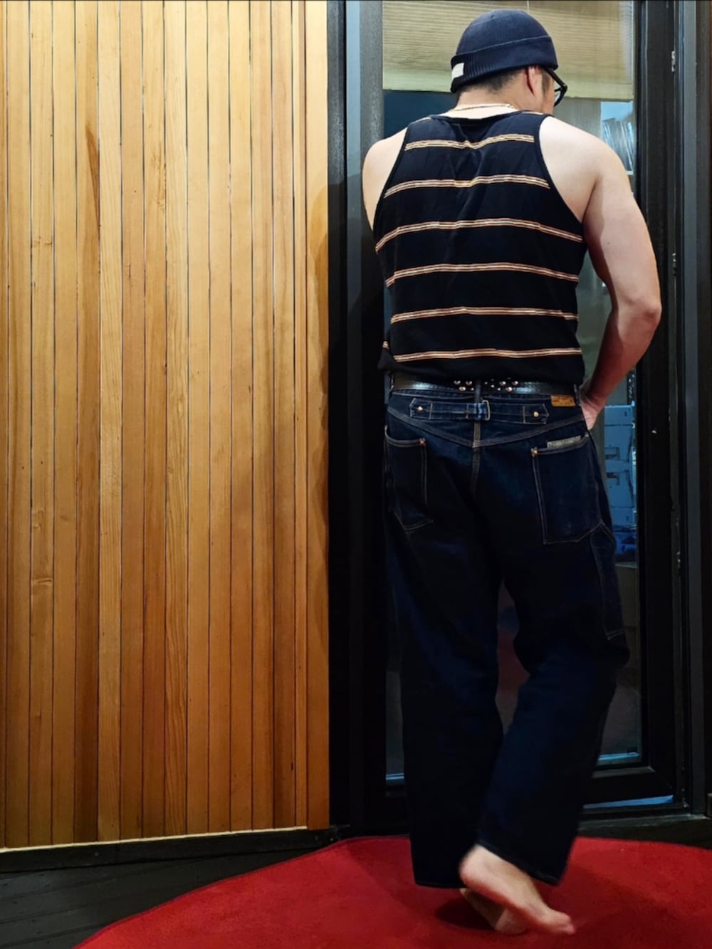 「TENDERLOIN、At last&co」｜「TENDERLOINのアイテム（タンクトップ、ブラック系）」を使った、Herringさん（メンズ・178cm）の春コーディネートの3枚目の写真
