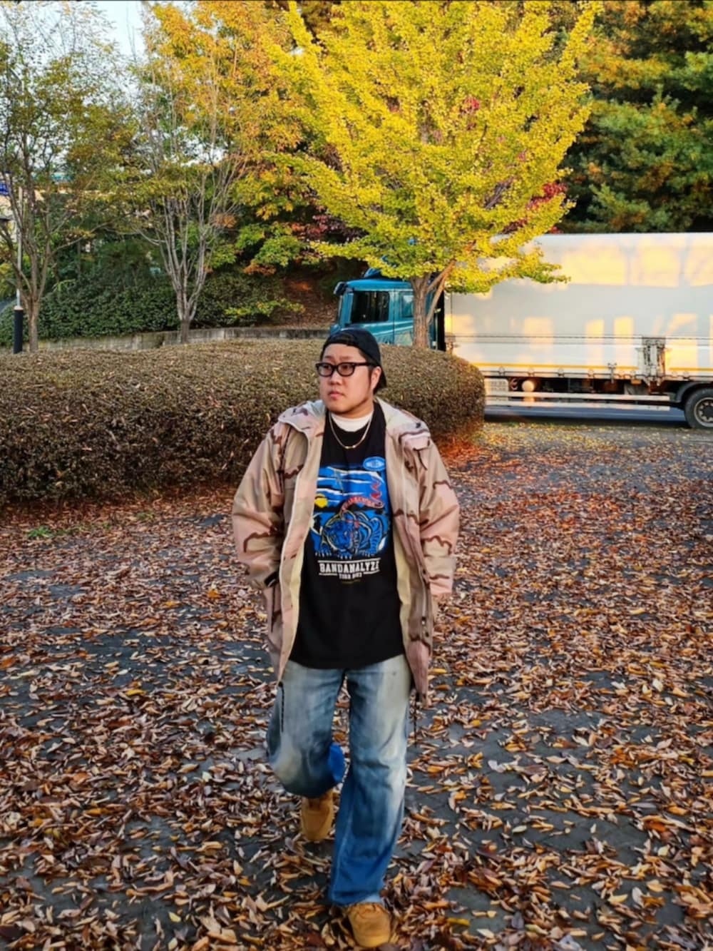 「Dennis Rodman、DESERT CAMO、challenger、minedenim、longvacation、korean fashion」｜「CHALLENGERのアイテム（Tシャツ/カットソー、ブラック系）」を使った、Herringさん（メンズ・178cm）の秋コーディネートの3枚目の写真