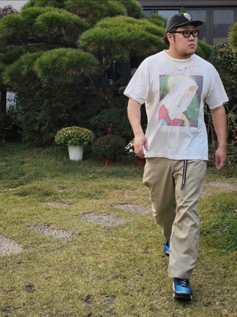 ホワイト系のTシャツ/カットソー、ブルー系のカーディガン/ボレロを着用したメンズの秋コーディネートの5枚目の写真