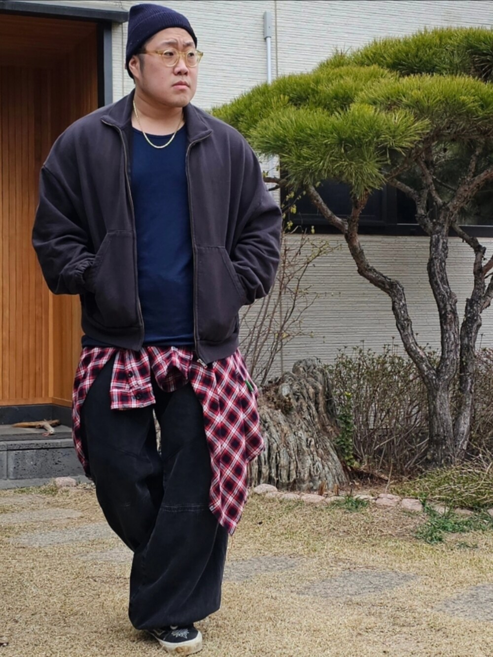 「supreme、WILLY CHAVARRIA、hakusan megane」｜「Supreme のアイテム（ニットキャップ/ビーニー、ブルー系）」を使った、Herringさん（メンズ・178cm）の春コーディネートの3枚目の写真
