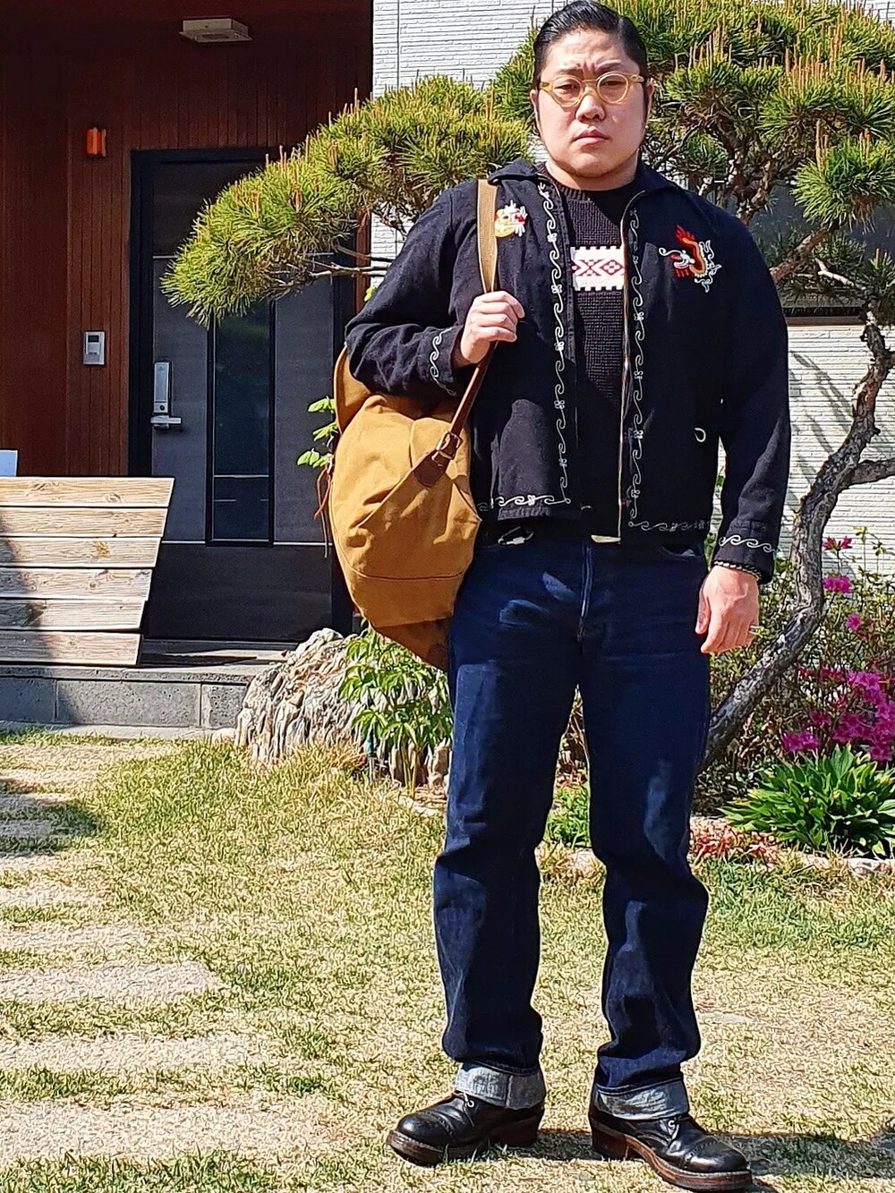 「TENDERLOIN、At last&co、white boots」｜「TENDERLOINのアイテム（スカジャン、ブラック系）」を使った、Herringさん（メンズ・178cm）の春コーディネートの2枚目の写真