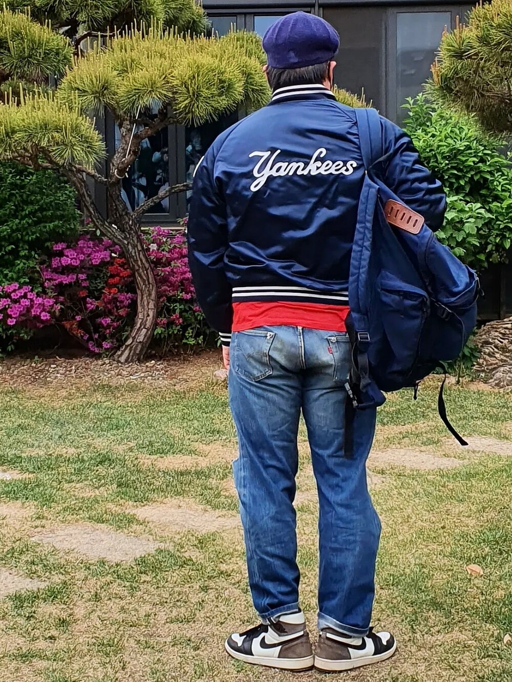 「KANGOL、BEAMS、YANKEES、Velvasheen、MICKEYTシャツ、south2west8、LEVIS VINTAGE CLOTHING」｜「Pyramids Clothingのアイテム（ナイロンジャケット、ブルー系）」を使った、Herringさん（メンズ・178cm）の春コーディネートの3枚目の写真