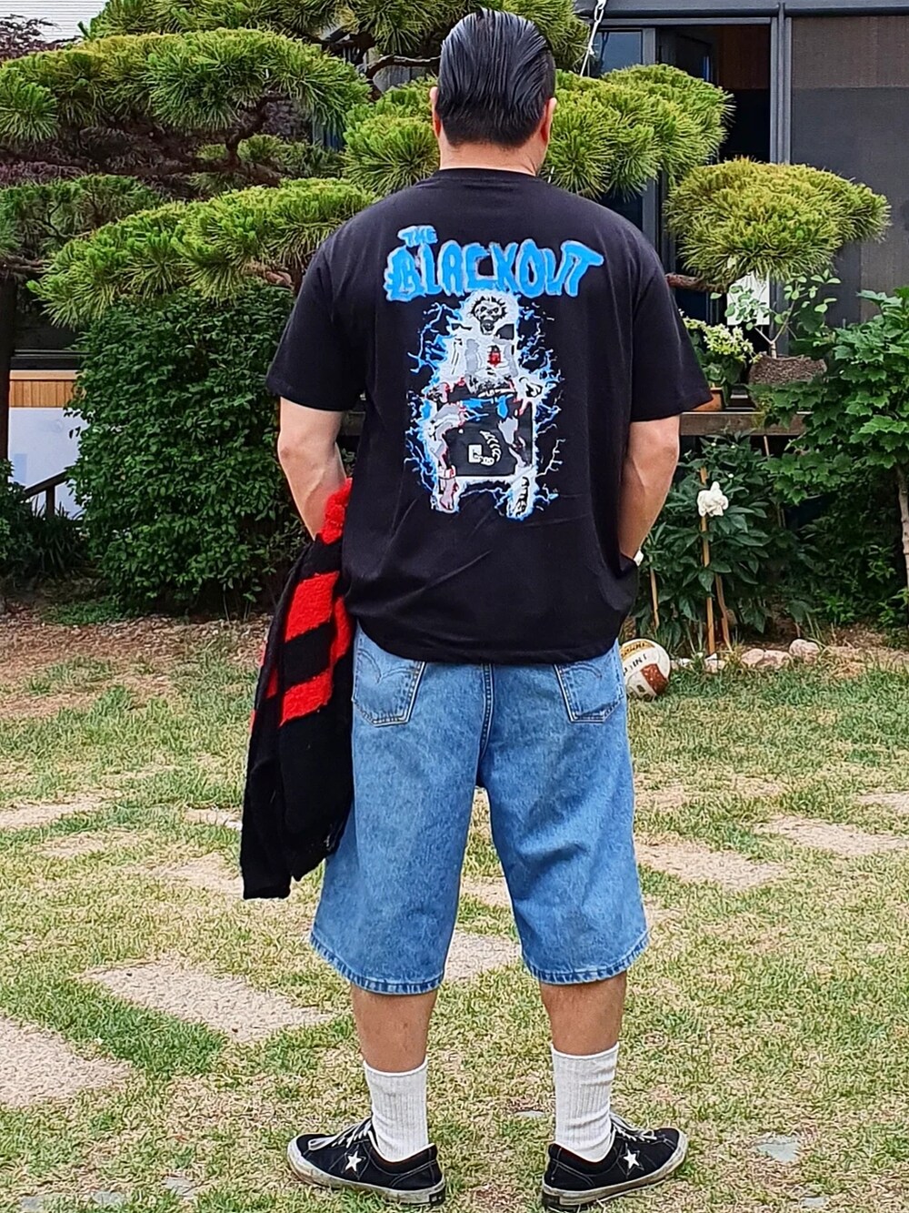 「GUCCI、levis、korea」｜「BlackOutのアイテム（Tシャツ/カットソー、ブラック系）」を使った、Herringさん（メンズ・178cm）の春コーディネートの4枚目の写真