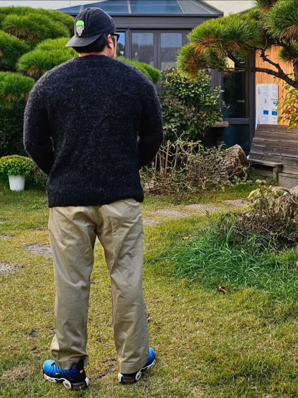 ホワイト系のTシャツ/カットソー、ブルー系のカーディガン/ボレロを着用したメンズの秋コーディネートの2枚目の写真