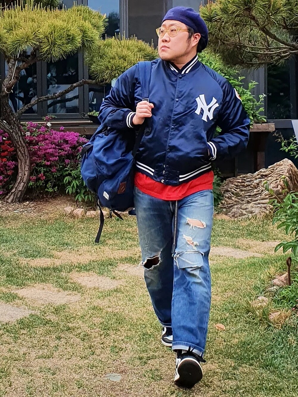 「KANGOL、BEAMS、YANKEES、Velvasheen、MICKEYTシャツ、south2west8、LEVIS VINTAGE CLOTHING」｜「Pyramids Clothingのアイテム（ナイロンジャケット、ブルー系）」を使った、Herringさん（メンズ・178cm）の春コーディネートの4枚目の写真