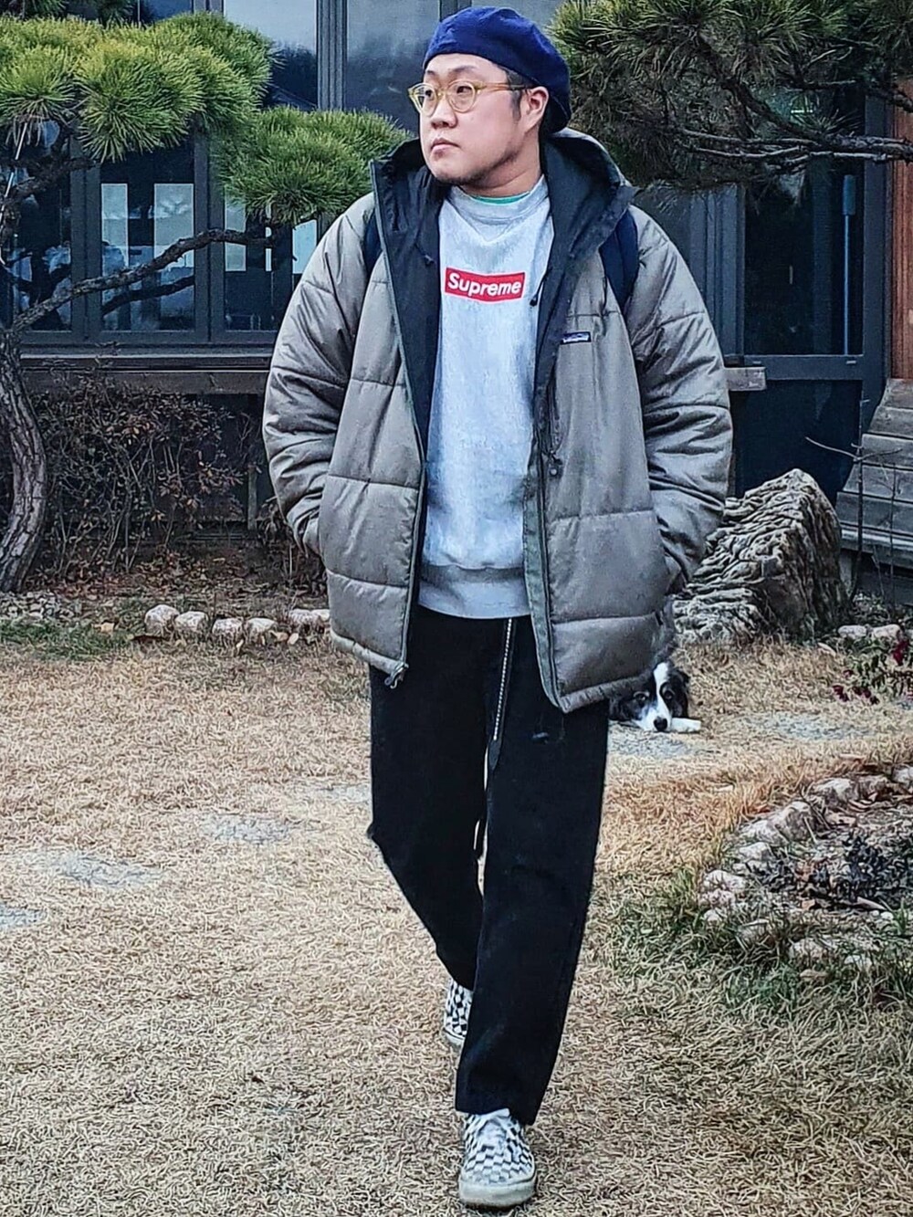「supreme、patagonia、bordercollie」｜「Supreme のアイテム（スウェット、シルバー系）」を使った、Herringさん（メンズ・178cm）の春コーディネートの4枚目の写真