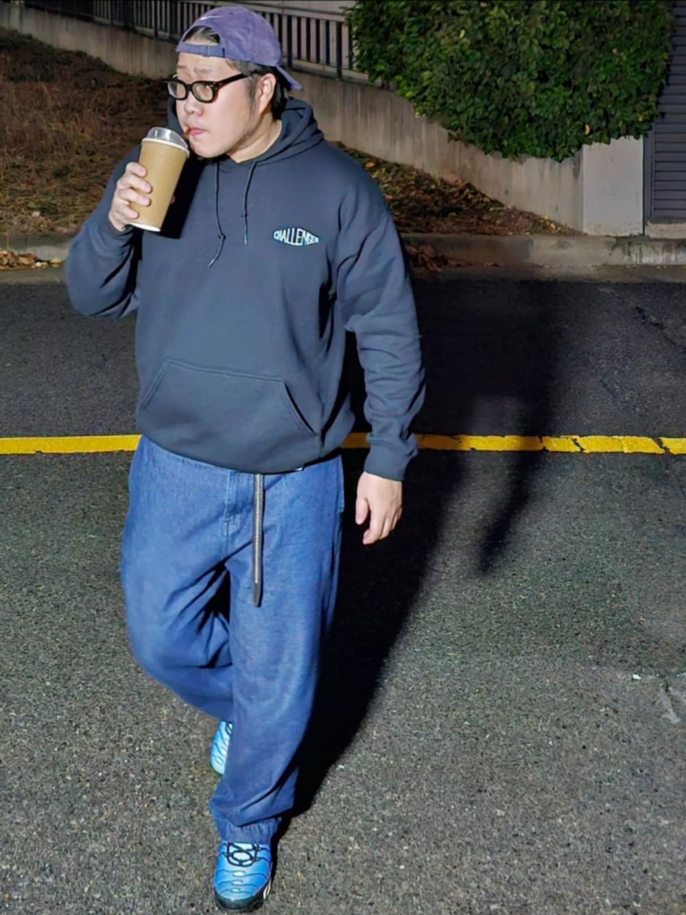 「challenger、WILLY CHAVARRIA、Dennis Rodman」｜「WILLY CHAVARRIAのアイテム（デニムパンツ、ブルー系）」を使った、Herringさん（メンズ・178cm）の秋コーディネートの2枚目の写真