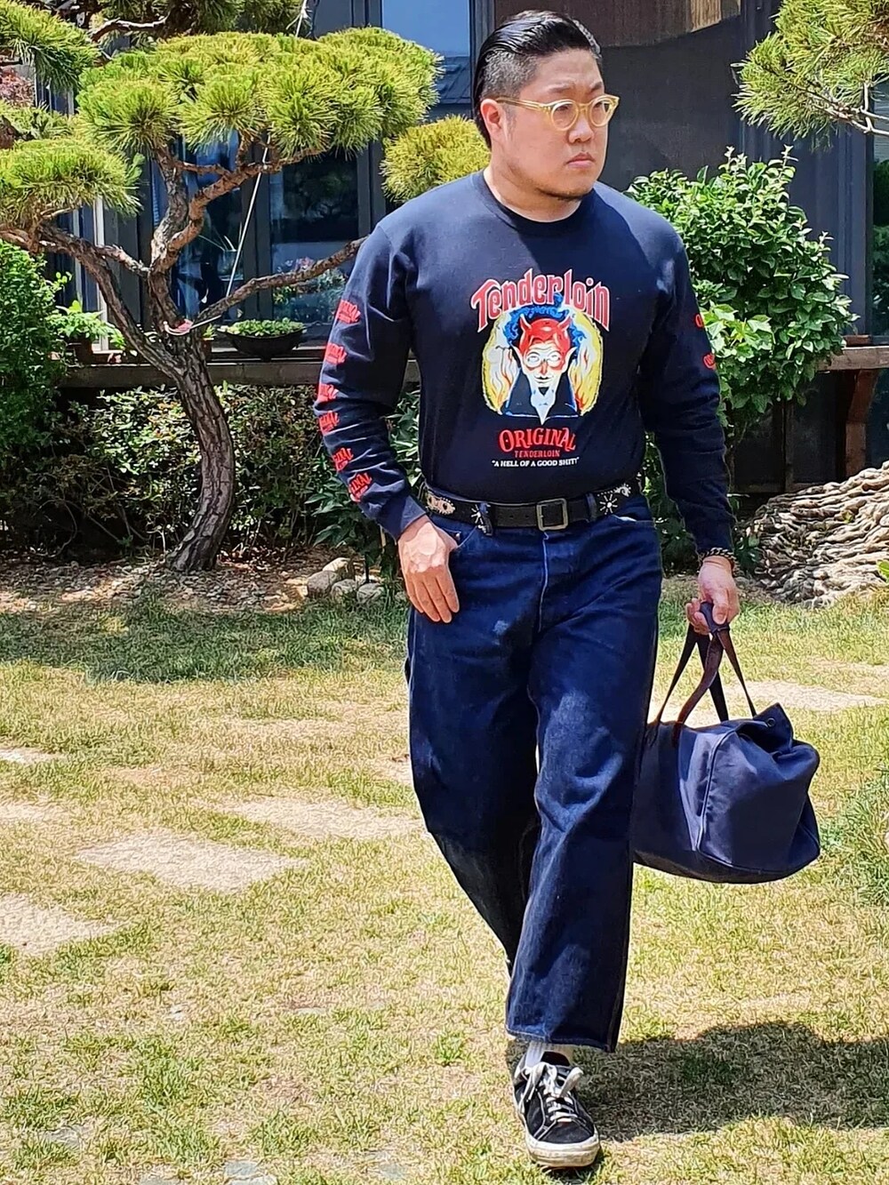 「TENDERLOIN、At last&co」｜「TENDERLOINのアイテム（Tシャツ/カットソー、ブラック系）」を使った、Herringさん（メンズ・178cm）の春コーディネートの3枚目の写真