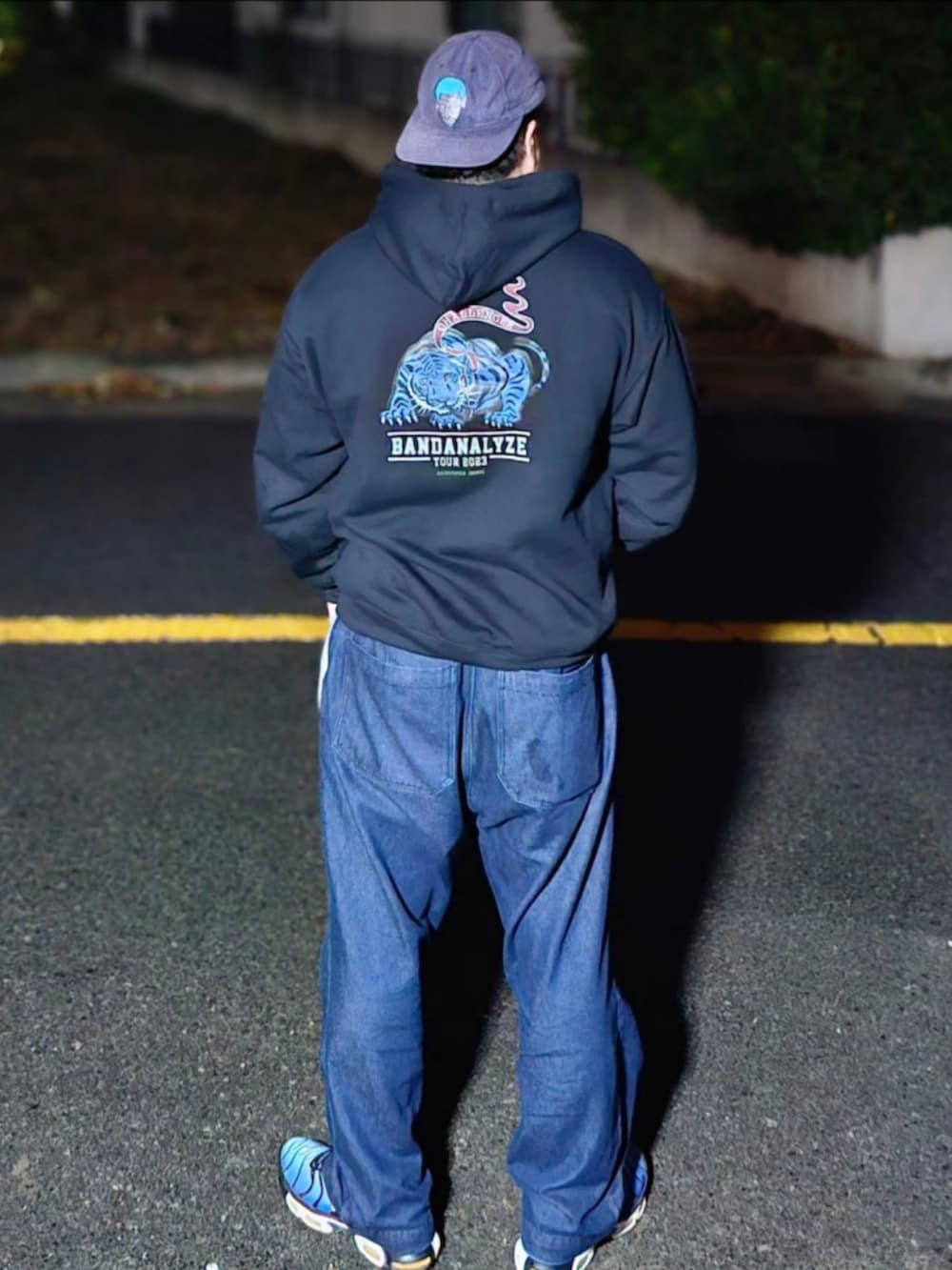 「challenger、WILLY CHAVARRIA、Dennis Rodman」｜「WILLY CHAVARRIAのアイテム（デニムパンツ、ブルー系）」を使った、Herringさん（メンズ・178cm）の秋コーディネートの3枚目の写真