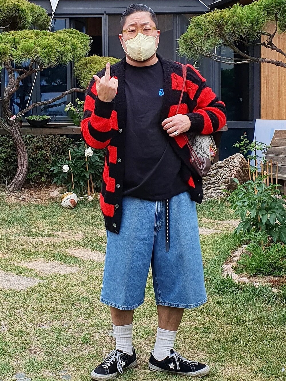 「GUCCI、levis、korea」｜「BlackOutのアイテム（Tシャツ/カットソー、ブラック系）」を使った、Herringさん（メンズ・178cm）の春コーディネートの3枚目の写真