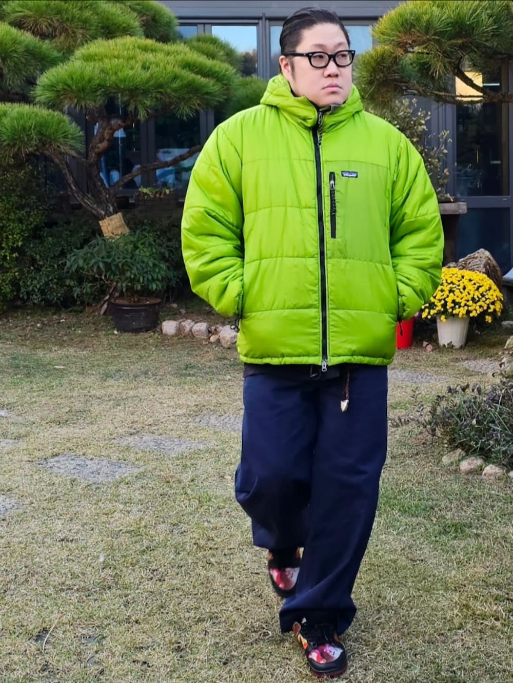 「patagonia、AURALEE、challenger、bendavis、pushead、NIKE、korea」｜「patagoniaのアイテム（マウンテンパーカー、グリーン系）」を使った、Herringさん（メンズ・178cm）の秋コーディネートの4枚目の写真