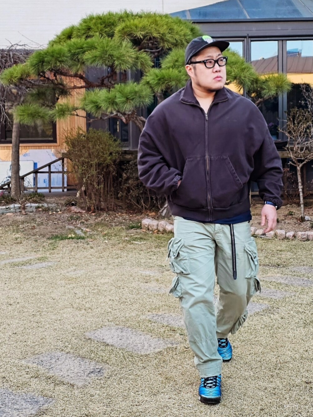 「WILLY CHAVARRIA、Ralph Lauren、NIKE、goros」｜「WILLY CHAVARRIAの【WILLY CHAVARRIA / ウィリー チャバリア】 FULL ZIP MOCK（ブルゾン、ブラック系）」を使った、Herringさん（メンズ・178cm）の春コーディネートの4枚目の写真