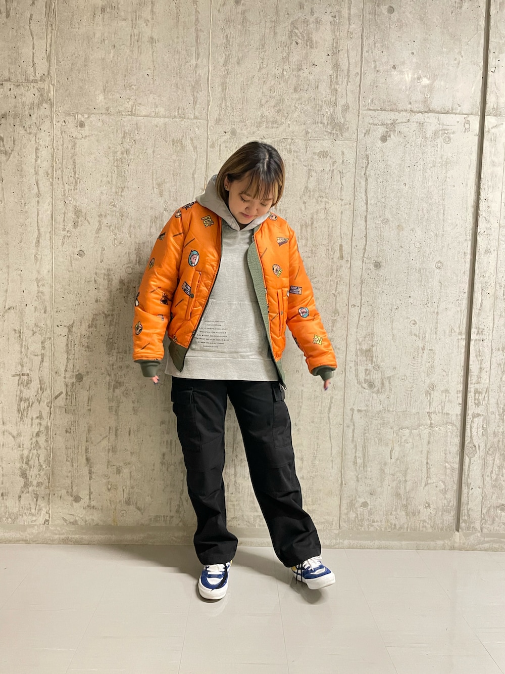 ブラック系のカーゴパンツ、グレー系のパーカー、その他のMA-1を着用したレディースの秋コーディネートの4枚目の写真