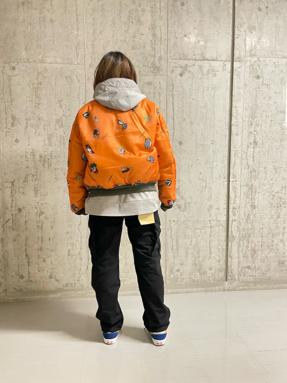 ブラック系のカーゴパンツ、グレー系のパーカー、その他のMA-1を着用したレディースの秋コーディネートの5枚目の写真