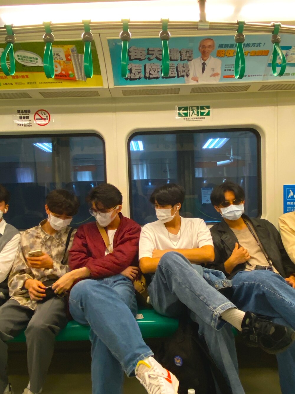 ホワイト系のチノパンツ、ホワイト系のタンクトップを着用したメンズの春コーディネートの2枚目の写真