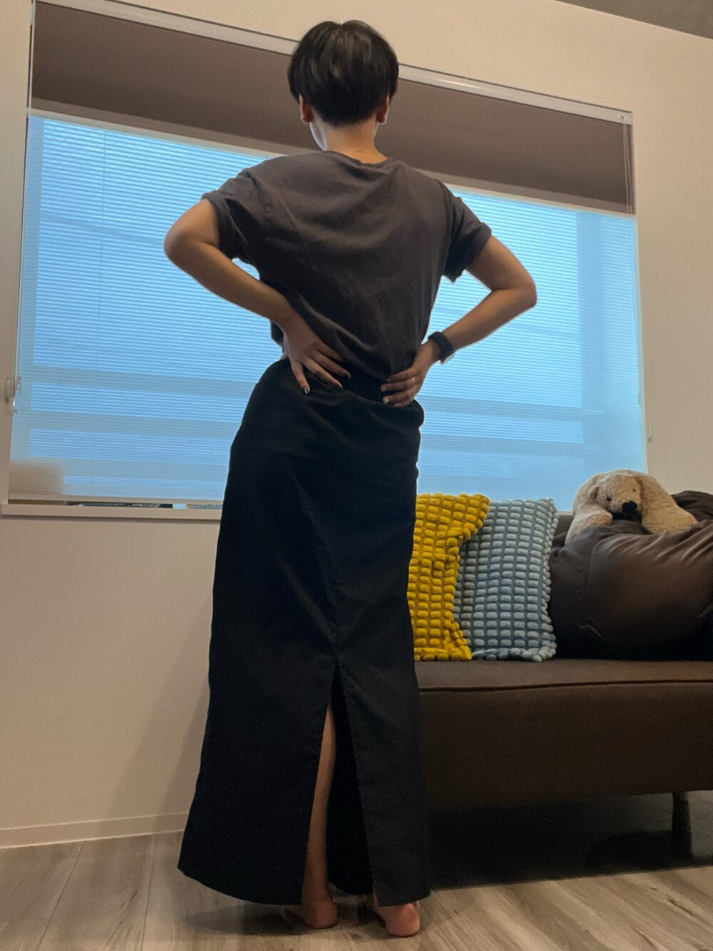 ブラック系のスカートを着用したレディースの夏コーディネートの2枚目の写真