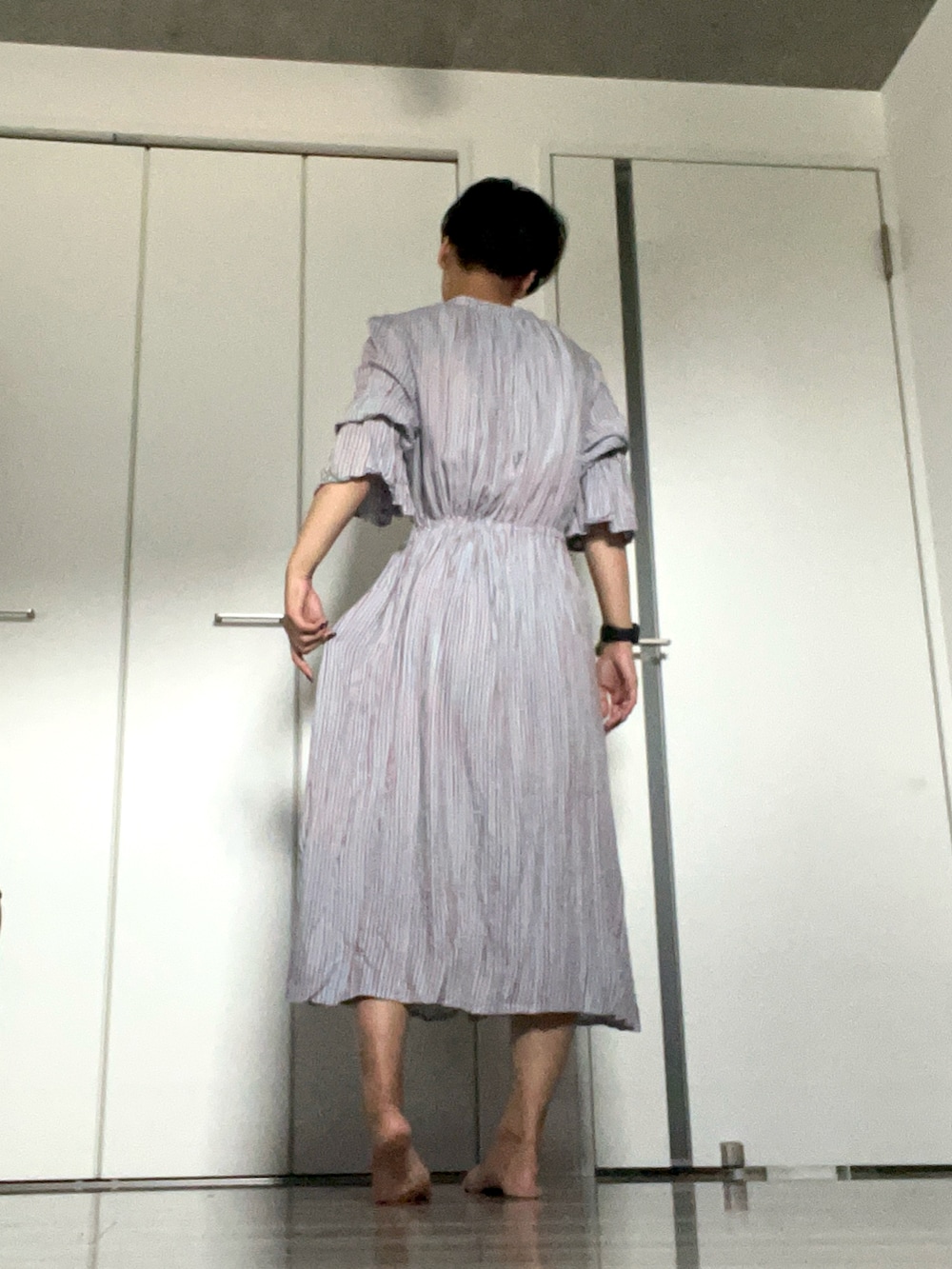 ブルー系のワンピース、イエロー系のハンドバッグを着用したレディースの夏コーディネートの3枚目の写真