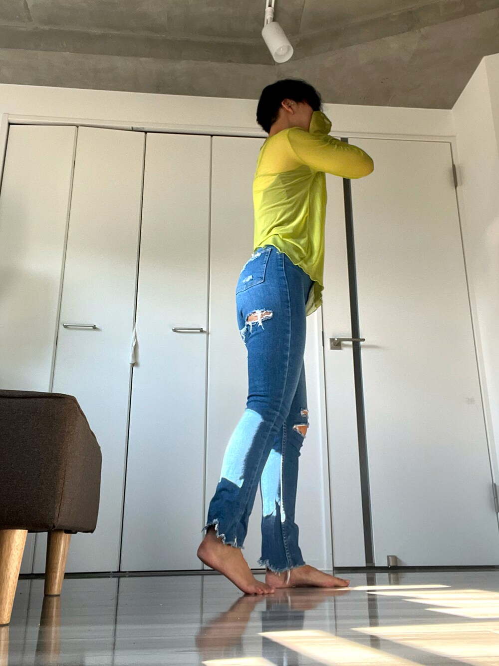 ブルー系のデニムパンツ、グリーン系のTシャツ/カットソー、ブラウン系のキャミソールを着用したレディースの夏コーディネートの3枚目の写真