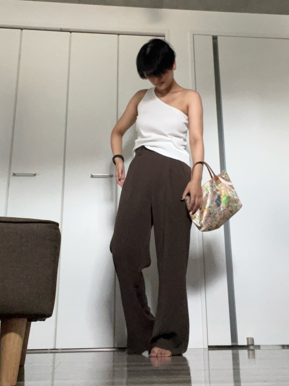 その他のハンドバッグ、ホワイト系のタンクトップ、ブラウン系のスラックスを着用したレディースの夏コーディネートの3枚目の写真